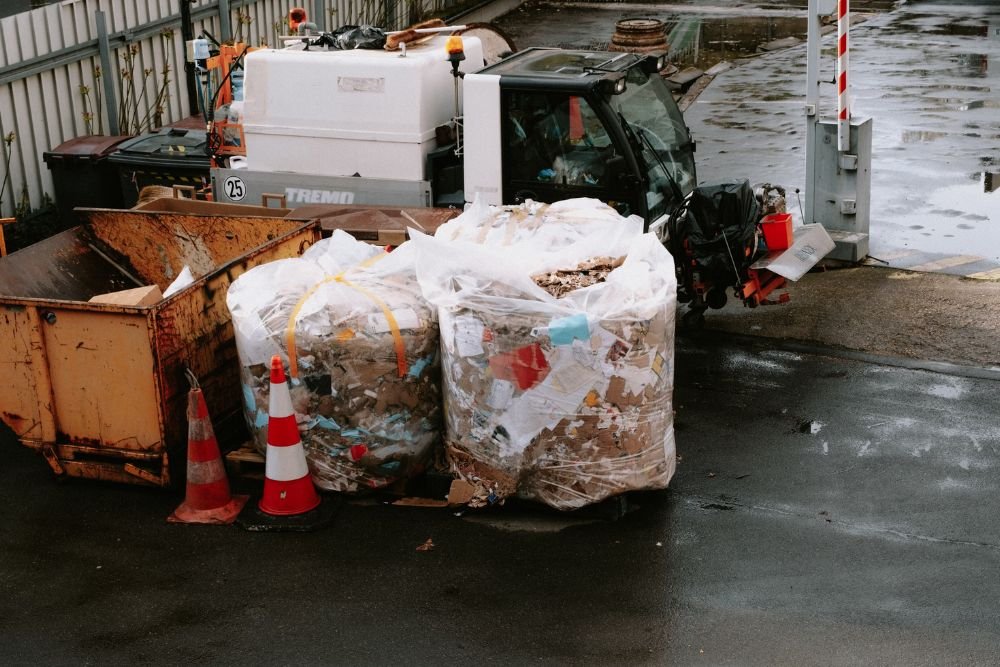 A garbage truck stationed in a parking lot, showcasing a junk removal service based in San Francisco.